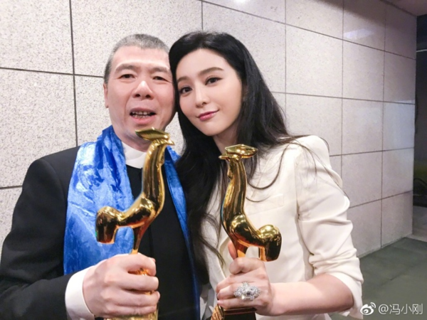 文章和冯小刚握手被拒,李晨尴尬了,网友:渣男活该