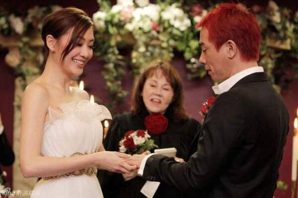 看到宁采儿笑得这么美,才知道陈小春现在好幸