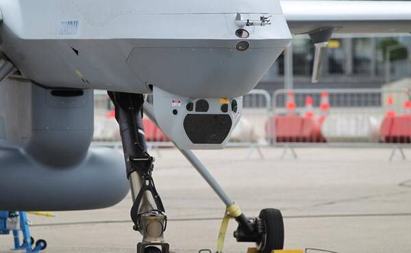 无人机坠落砸货车图片