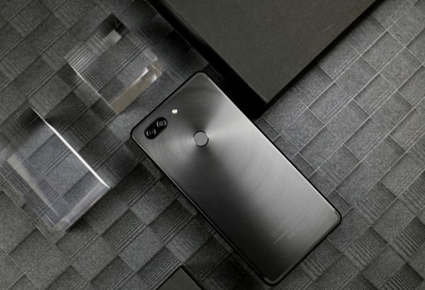 金立首款全面屏手机发布,刘立荣:明年全面屏将