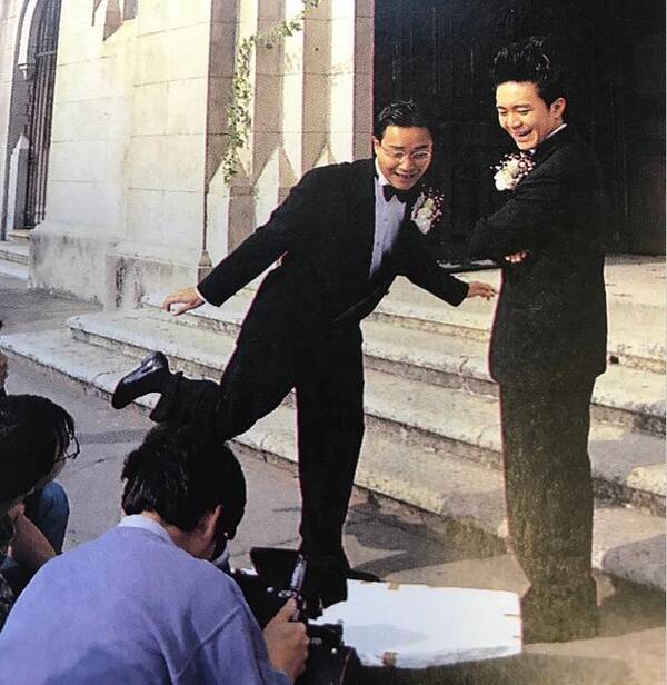 55岁的周星驰穿运动装显年轻,不忘嘟嘴卖萌,与