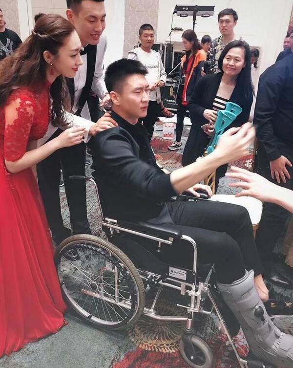 CBA最重情义的汉子,即便坐轮椅不能行走,也要