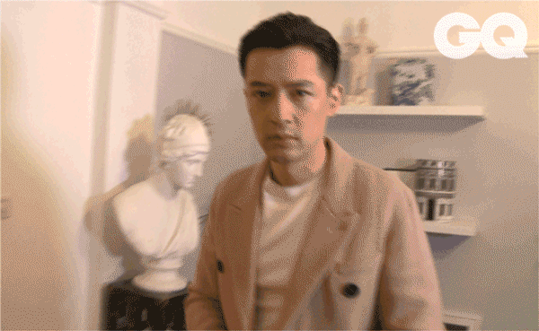 胡歌被粉丝送不可描述礼物,王俊凯的笑死我,最后这位