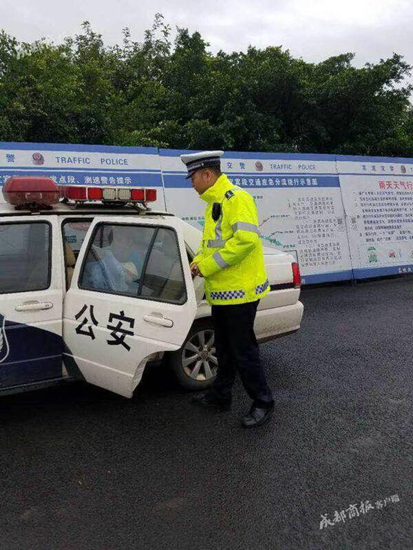 车辆保险过期被扣,高速交警驾警车送车上新生儿就医