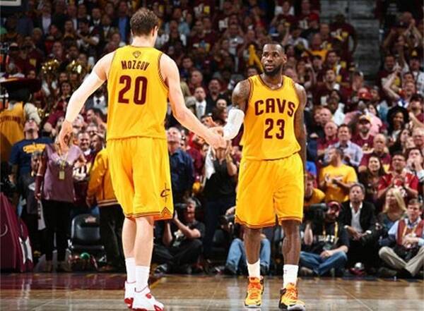 书豪寒心!靠詹姆斯拿到6400万,恩比德年薪或比