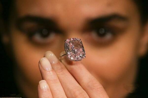 世界最大浓彩粉红色钻石拍卖 估价超2千万美元