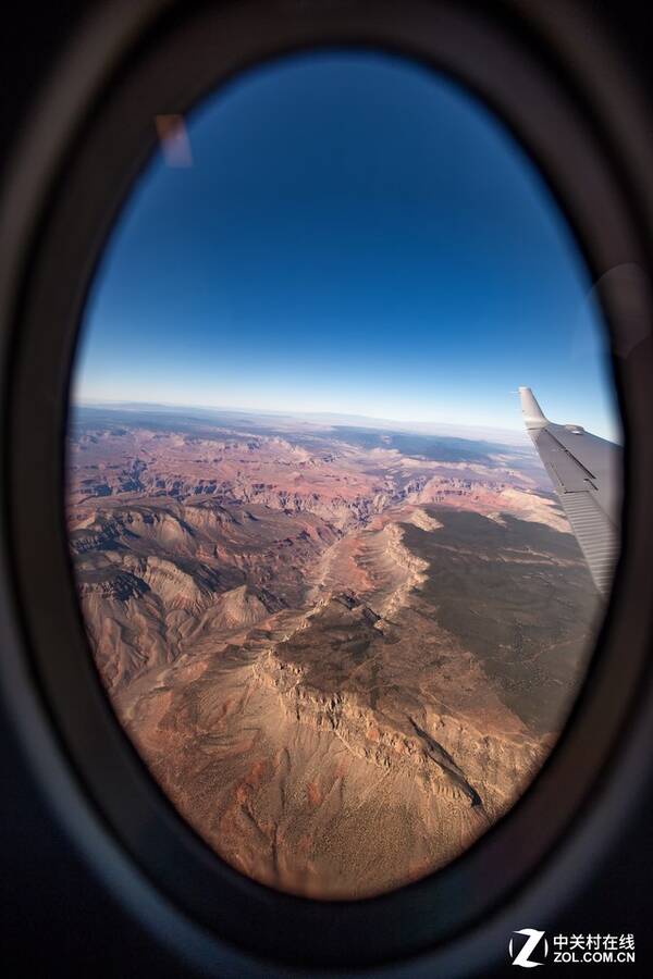 那么带上窗户本身就是最简单的构图方式,可以拍摄完整的窗户,也可以只