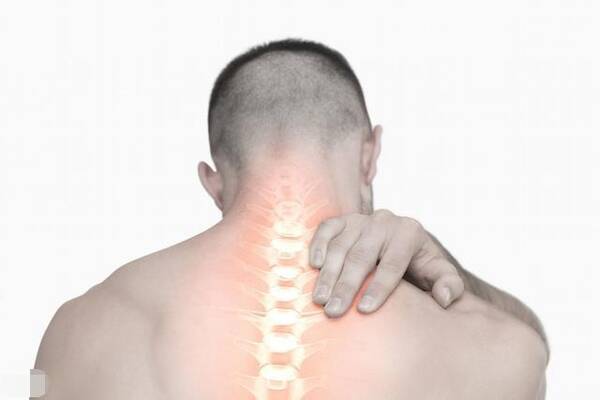 颈椎病风邪太重,一个鸡蛋一把野菜,在家滚三天