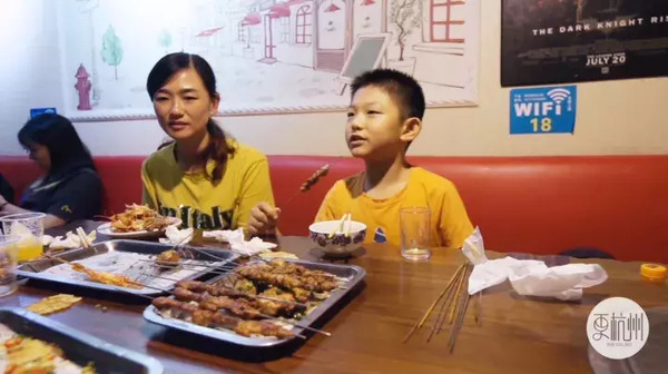 小伙穿肚兜尬舞卖烧烤_卖烧烤 收入(2)