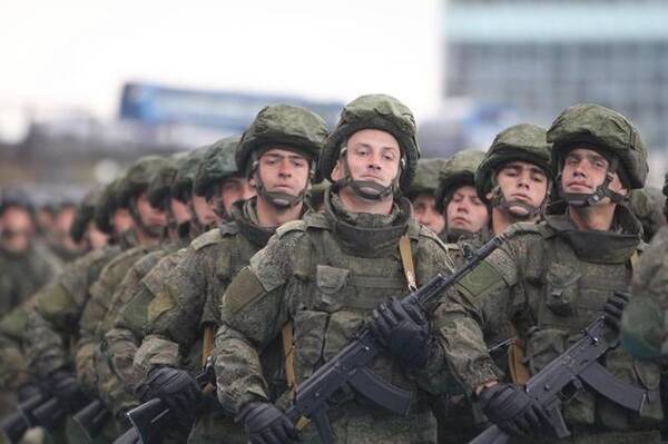 印度联合俄罗斯搞军演,开幕式上印军一表演像