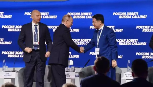 俄罗斯总统普京握手中国第四大石油公司,进军