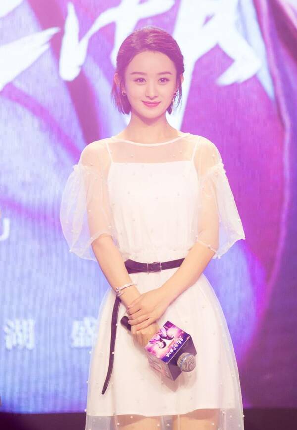 赵丽颖着白色纱裙勾勒妙曼身姿 网友:一颦一笑