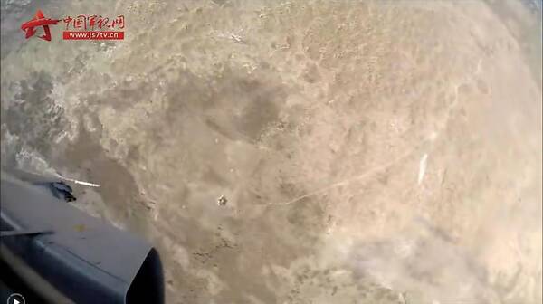 女飞驾歼轰7A少见画面曝光:飞越壮美雪山对地