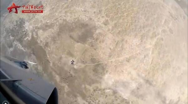 女飞驾歼轰7A少见画面曝光:飞越壮美雪山对地