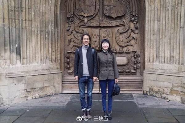 80后情侣大学期间结婚生子,没车没房靠摆摊赚