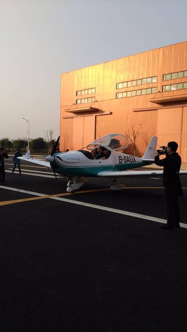 湖北首富阎志造的第一架飞机,为何使用木头螺