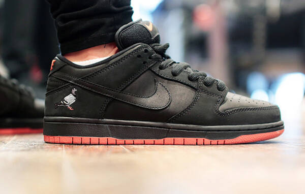 场面盖过Supreme?!一代神鞋NIKE SB Dunk Low“黑鸽子”发售回顾