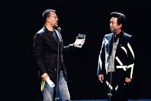 曾住10㎡的租房,被别人骂疯子、变态的他,捧