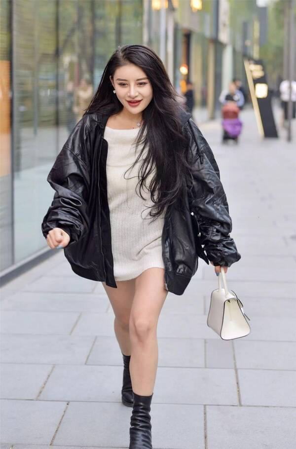 街拍:走路的步伐轻摇,顾盼流转,美撼凡尘的长发美腿