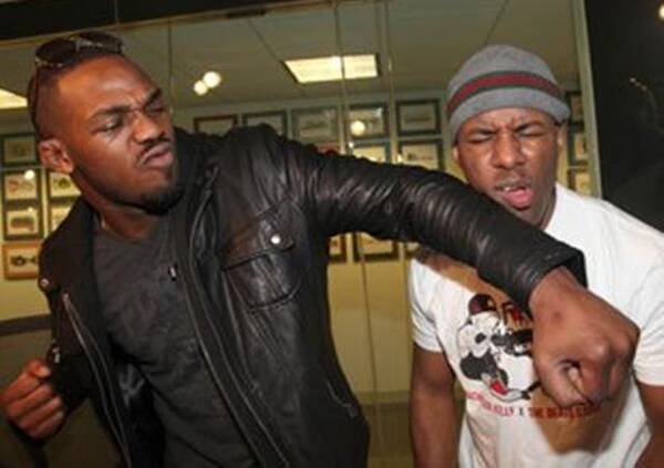 前UFC轻重量级冠军,骨头琼斯户外热身撞见小