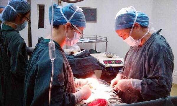 22岁孕妇怀胎8月被逼引产,剖开肚子吓出冷汗,