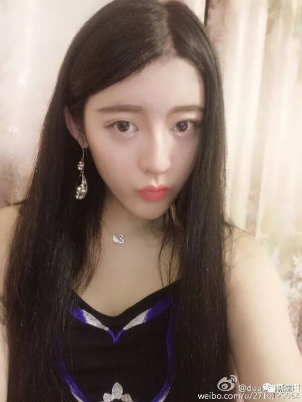 网友偶遇迪丽热巴的妹妹迪丽冷巴,说两人像双