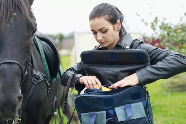 别这样好吗?骑马送快递的俄罗斯美女刚来中国