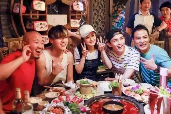 天津这家火锅店凌晨2点也有人排队,连吴亦凡赵