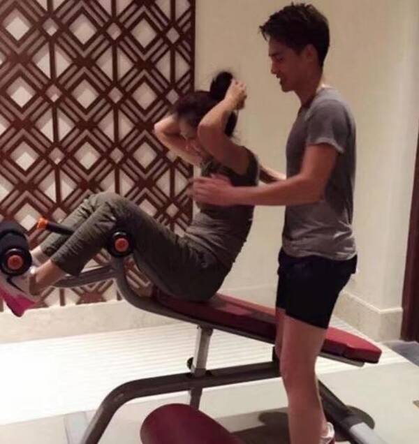 刘涛私人男教练曝光,帅气教练把手放刘涛这里