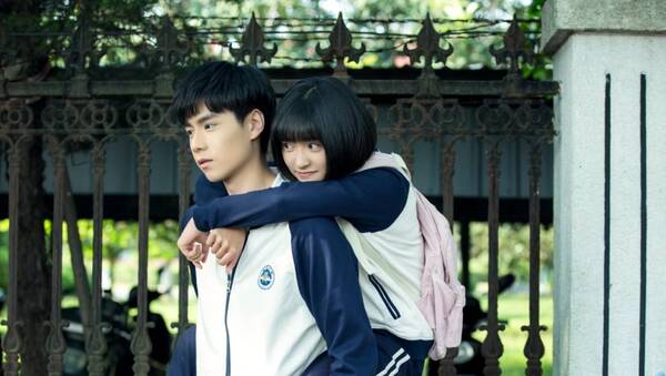 蠢萌元气少女拐走腹黑高冷学霸,倒追花式十八