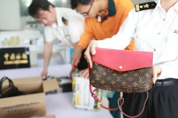 在国外买奢侈品过海关
