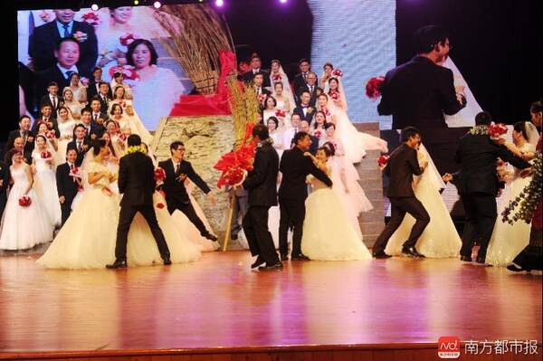 35对深圳建设者集体办婚礼 有的已经结婚40余