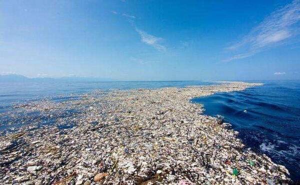 外媒发布海洋污染照片, 碧蓝海水被塑料填满