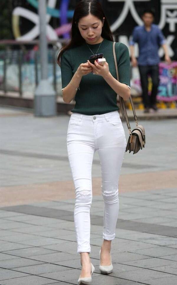街拍,紧身毛衣搭配白色紧身裤的辣妈,大长腿纤细美丽