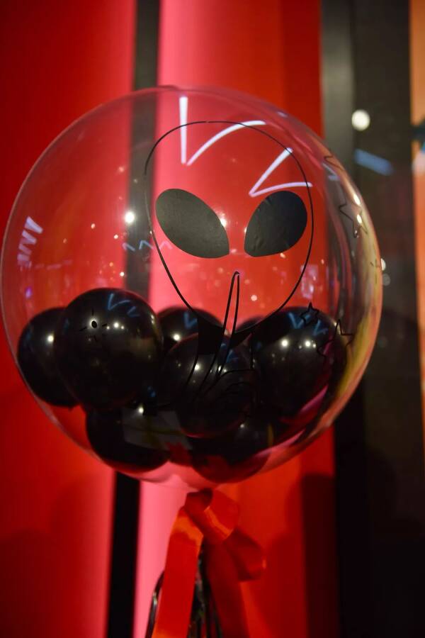 上海的酷女孩们请注意,外星人来了!