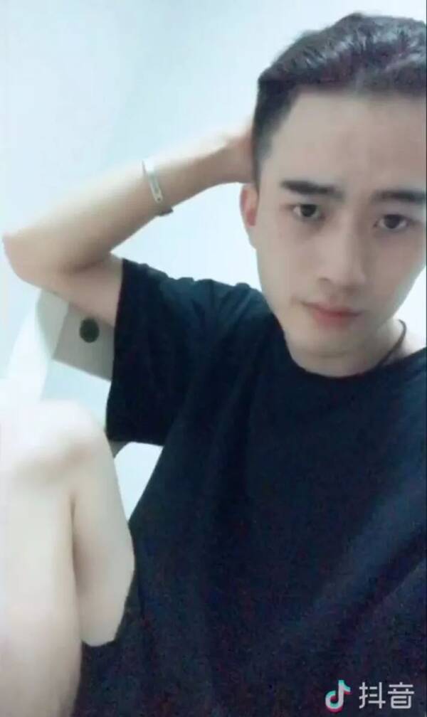 靠京剧造型和妖娆舞姿走红的00后男孩,笑起来