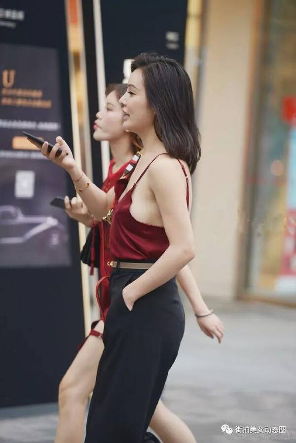 真空穿吊带,有点像肚兜