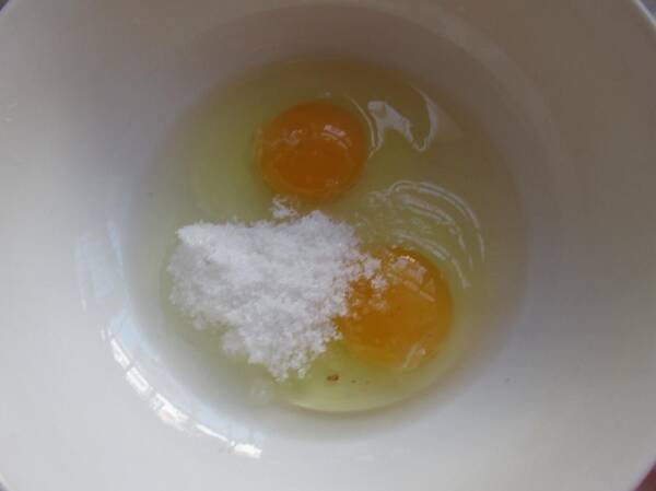 鸡蛋2个,低筋面粉60克,玉米油20克,白糖20克.可可粉3克.