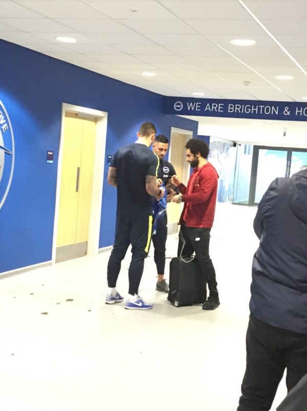 全民偶像?布莱顿球员赛后寻萨拉赫索要签名