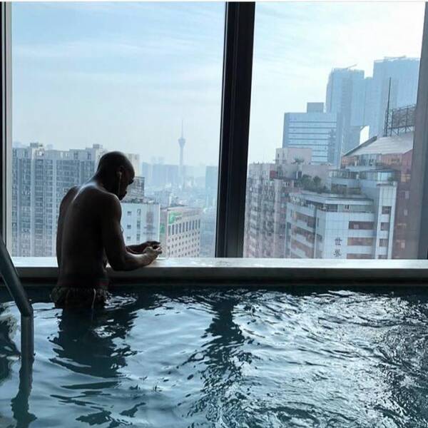 梅威瑟或助中国拳手称霸,拎260万爱马仕登长城