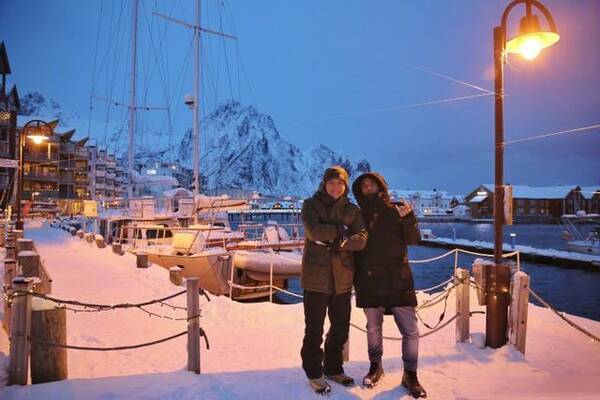 谢霆锋和冯德伦在挪威的雪景下合照,景色好美