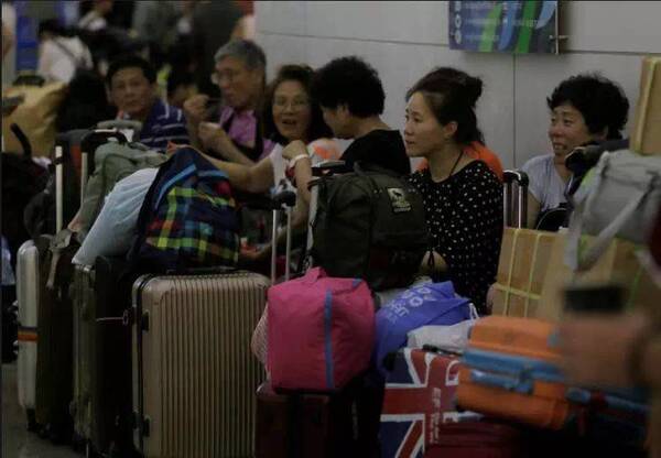 1.7万中国人被困巴厘岛:天朝果断派6架飞机撤