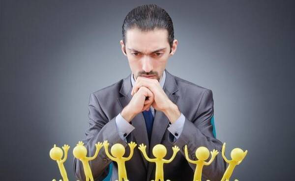 老板训员工两条腿人好找,遭集体怒怼一张嘴