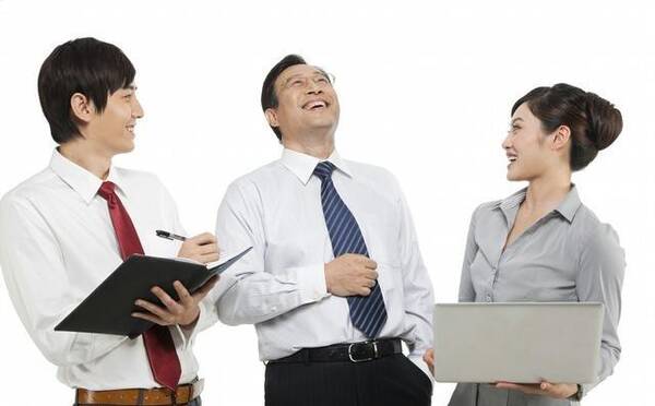 老板训员工两条腿人好找,遭集体怒怼一张嘴