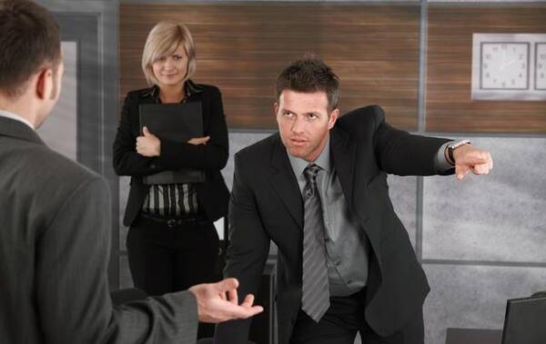 老板训员工两条腿人好找,遭集体怒怼一张嘴