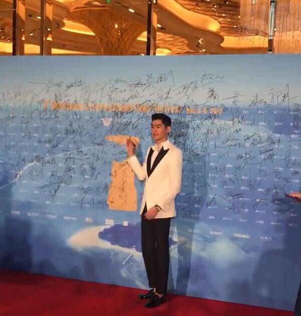 张翰走塞班国际电影节红毯很帅,一米八多的身