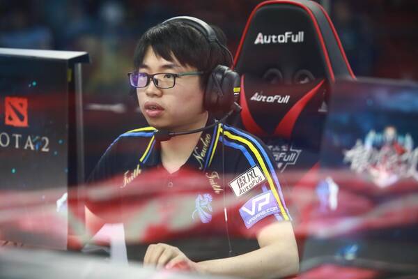 AutoFull傲风荣耀之翼:承重1吨的电竞椅