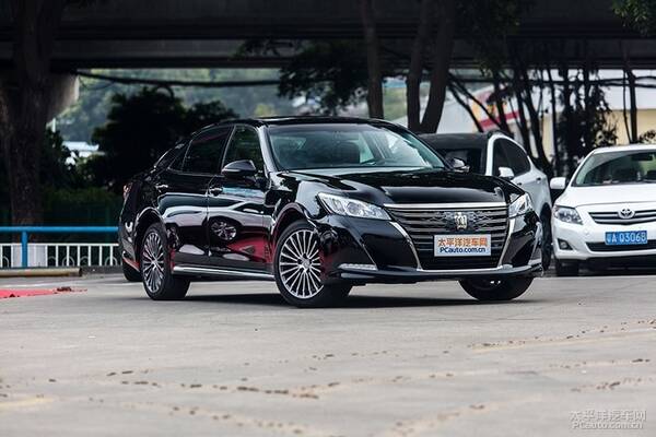 告别v6发动机 实拍2018款一汽丰田皇冠