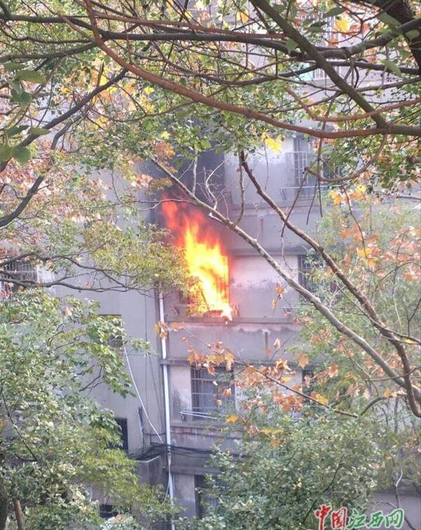 南昌大学科技学院女生宿舍起火 学生称或与电