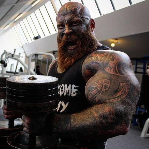 健身界的肌肉野兽,吃饭也不忘记吼一嗓子,对老